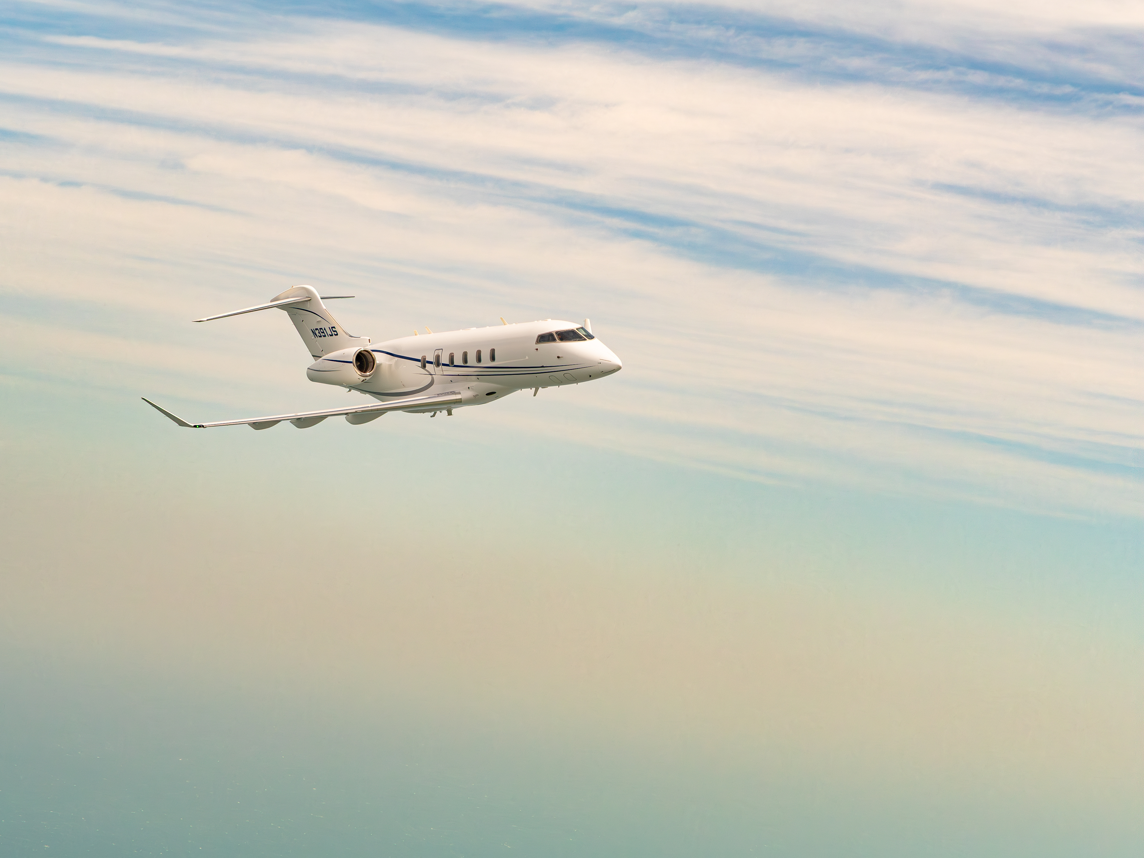 Bombardier Challenger 350 air-to-air exterior in flight