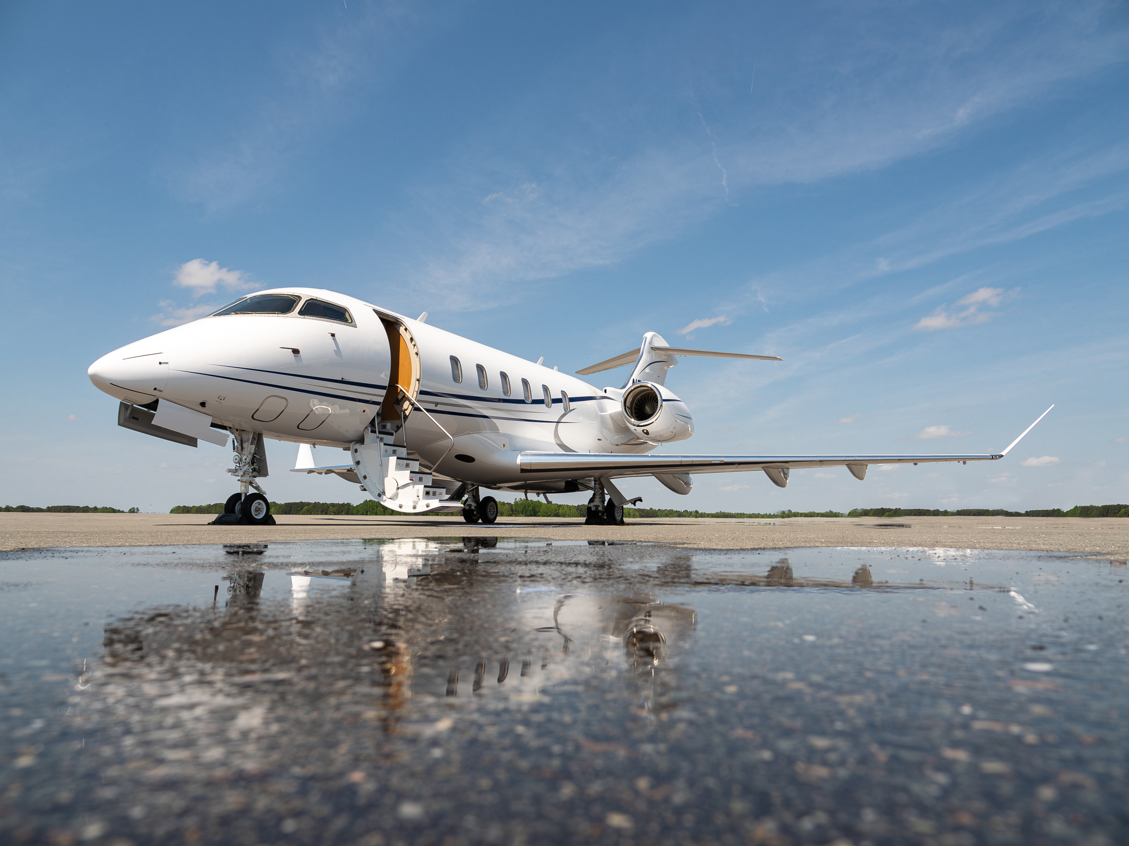 flyExclusive Challenger 350 on the ramp