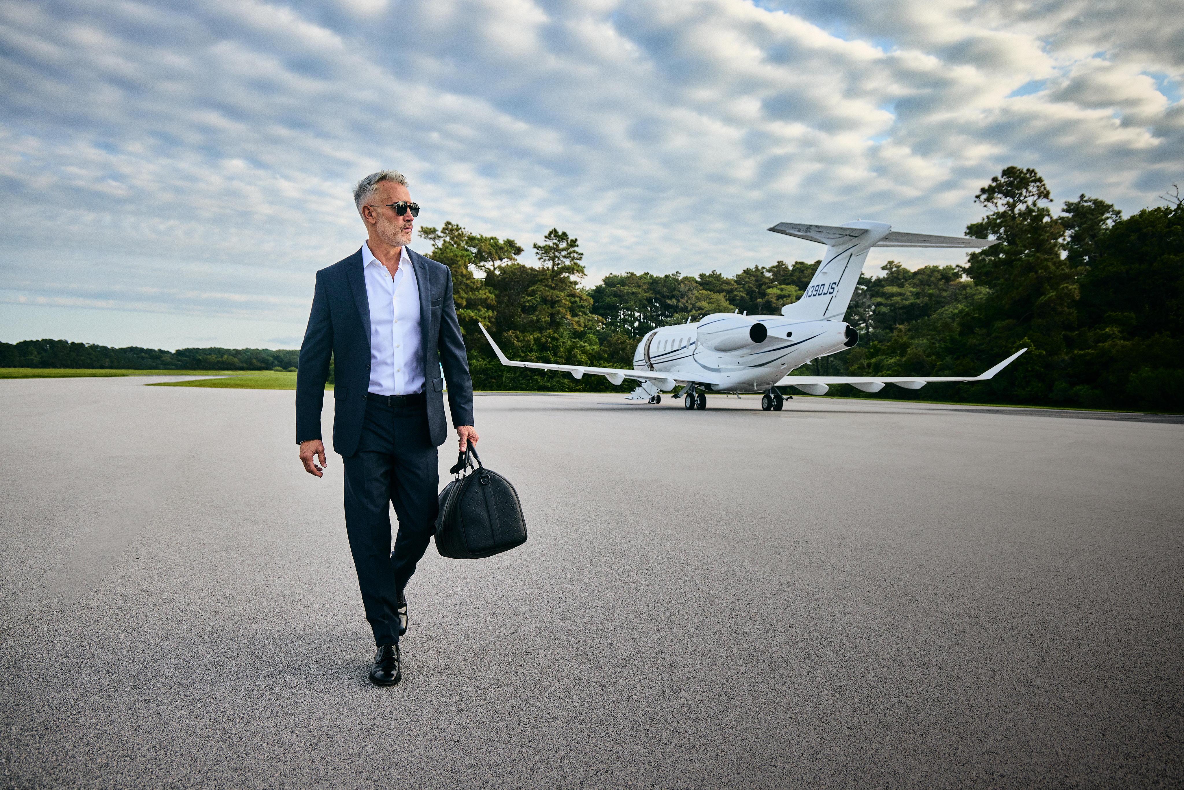 flyExclusive Challenger 350 on the tarmac